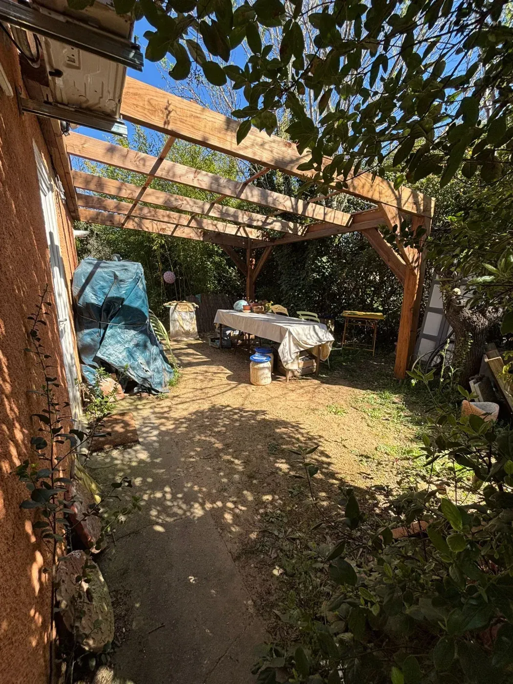 Pergola en bois massif assemblée sur mesure