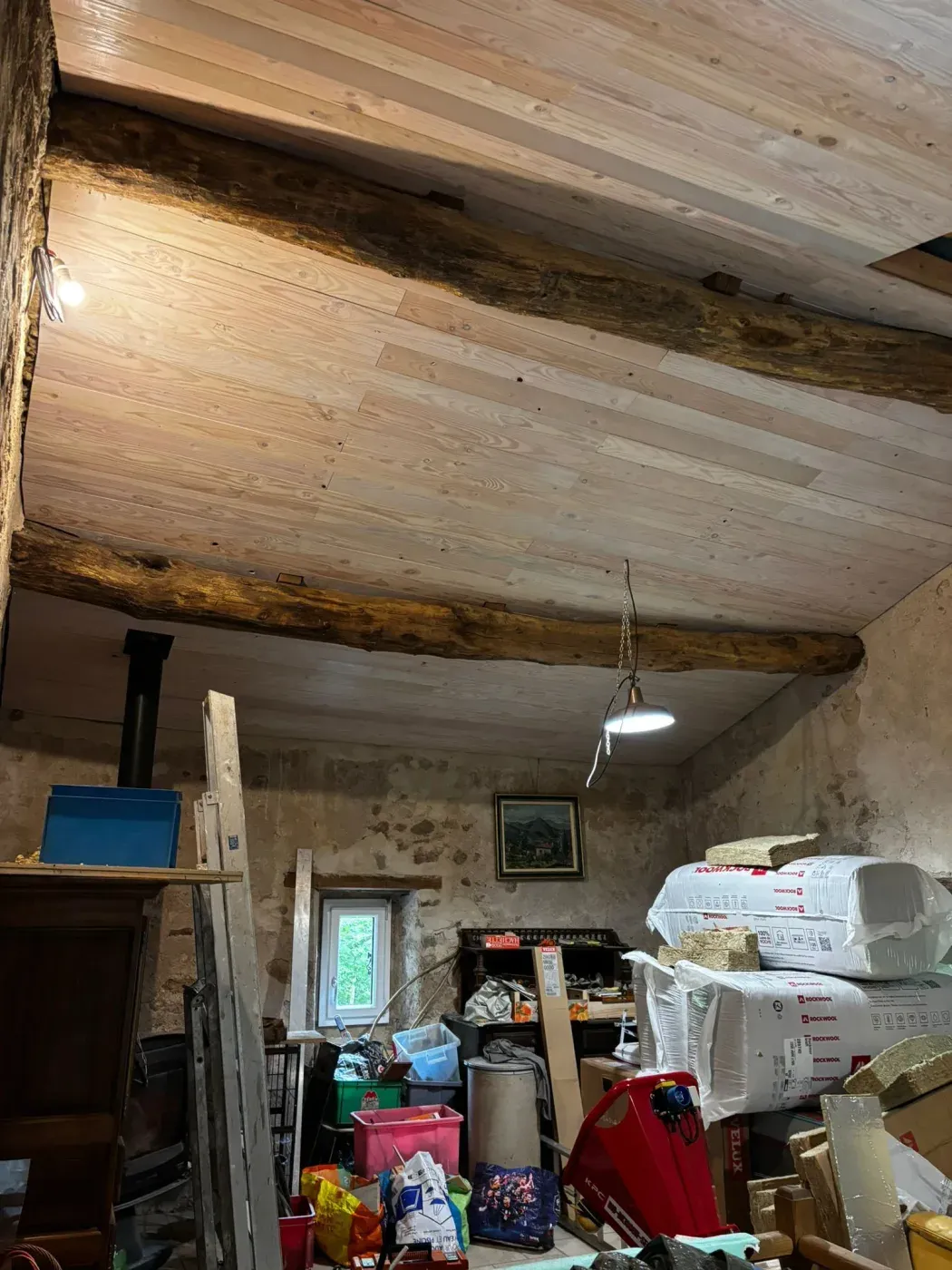 Poutre ancienne conservée sous un plafond lambrissé