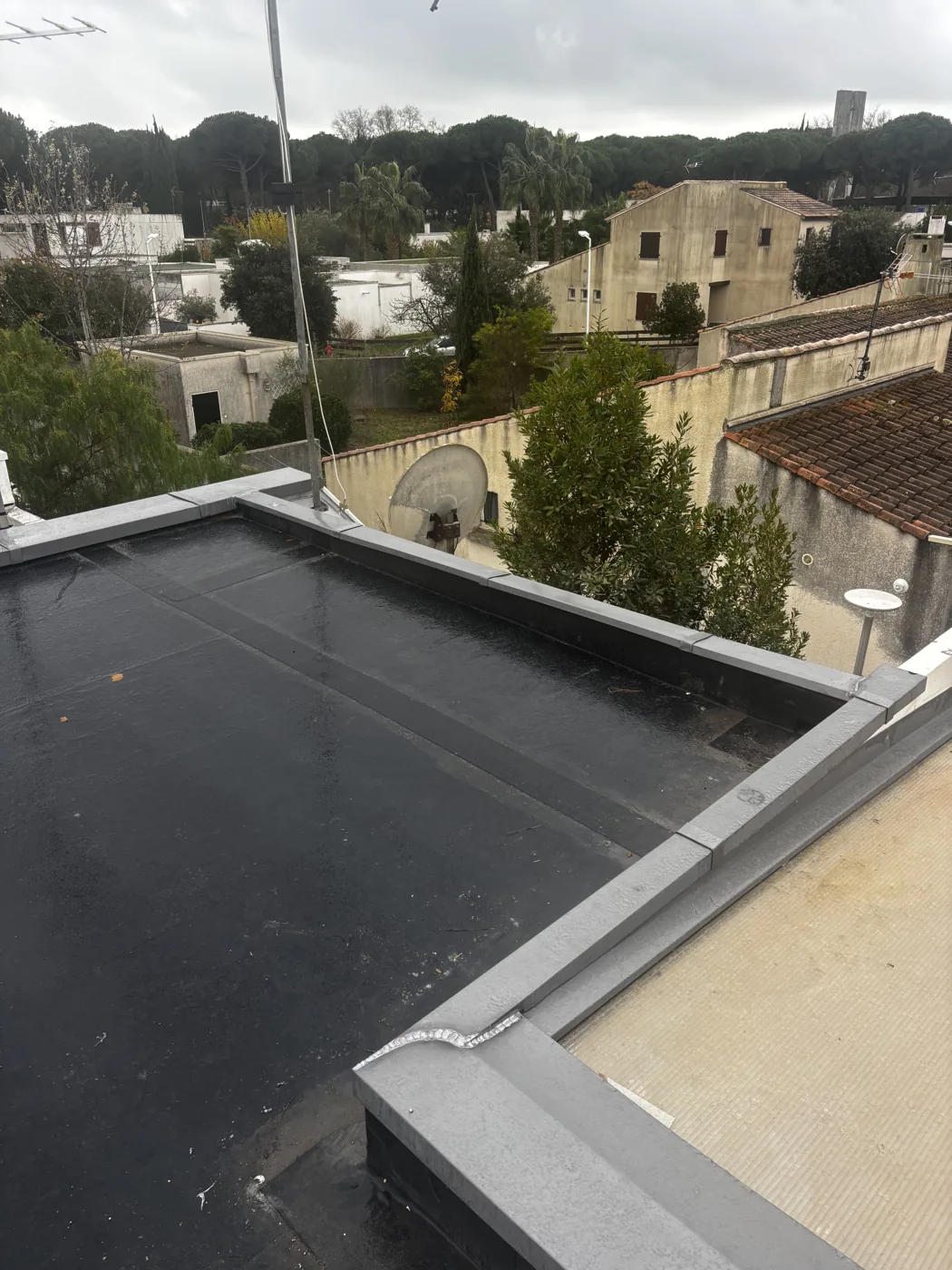 Toiture-terrasse étanchée en membrane EPDM, avec ses relevés