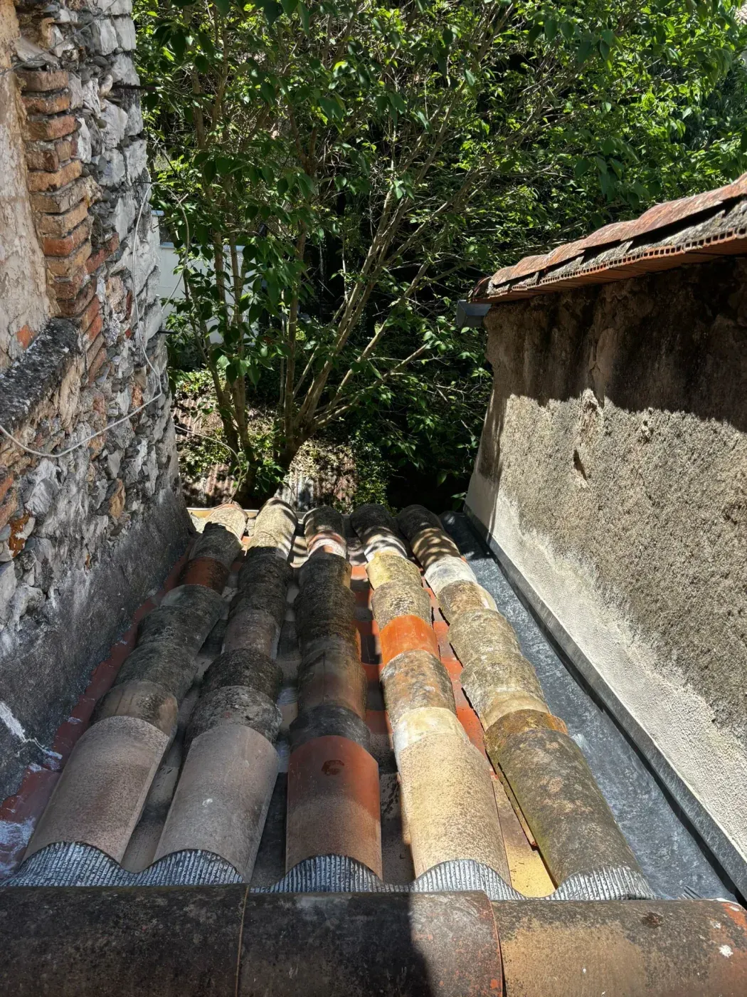 Noue à noquets sur une toiture de village