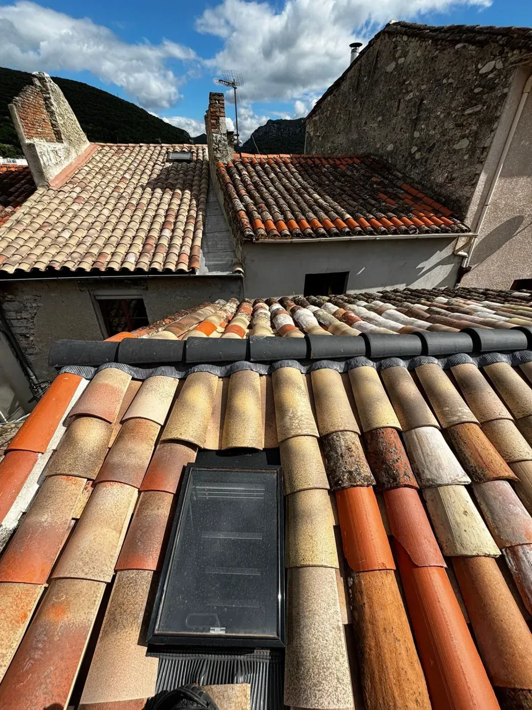 Toitures de village aux tuiles canal patinées par les années