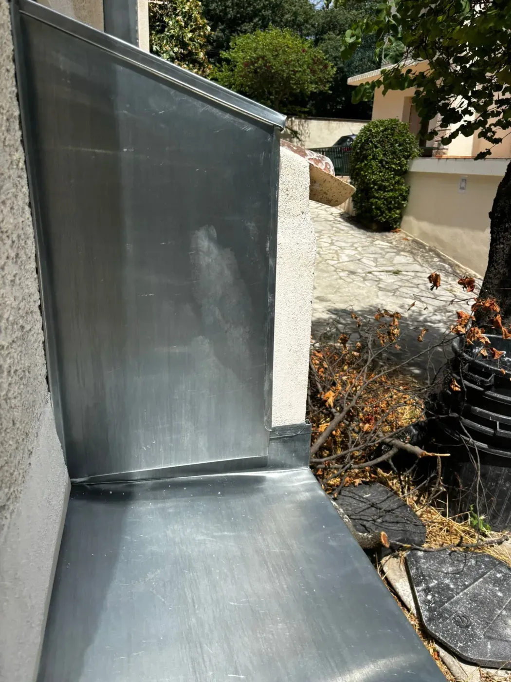 Bavette zinc au raccord entre une couverture et un mur