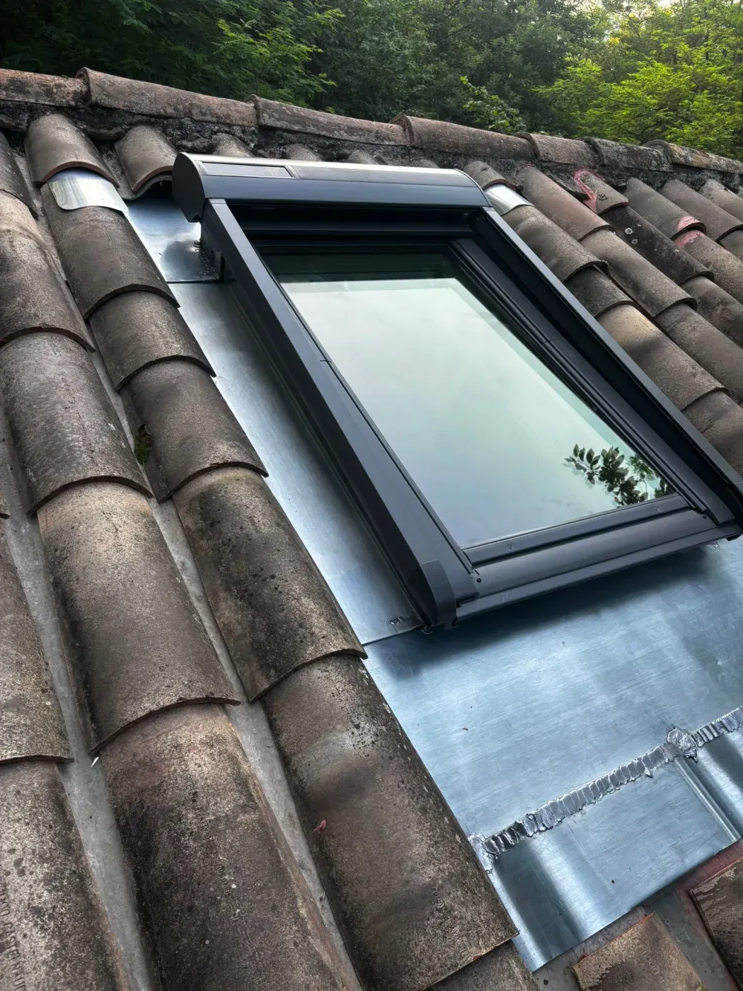 Abergement en zinc posé autour d'un Velux