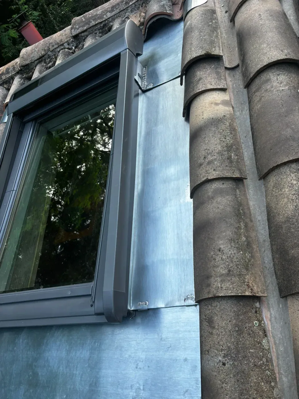 Détail latéral du raccord zinc d'une fenêtre de toit